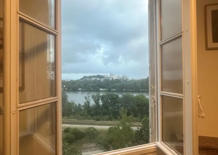 Charmante Petite Maison Avec Vue Panoramique, En Centre Historique, Proche D'Avignon, Ancienne, Renovee, Climatisee, Wi-Fi, Terrasse, Parking Public Gratuit